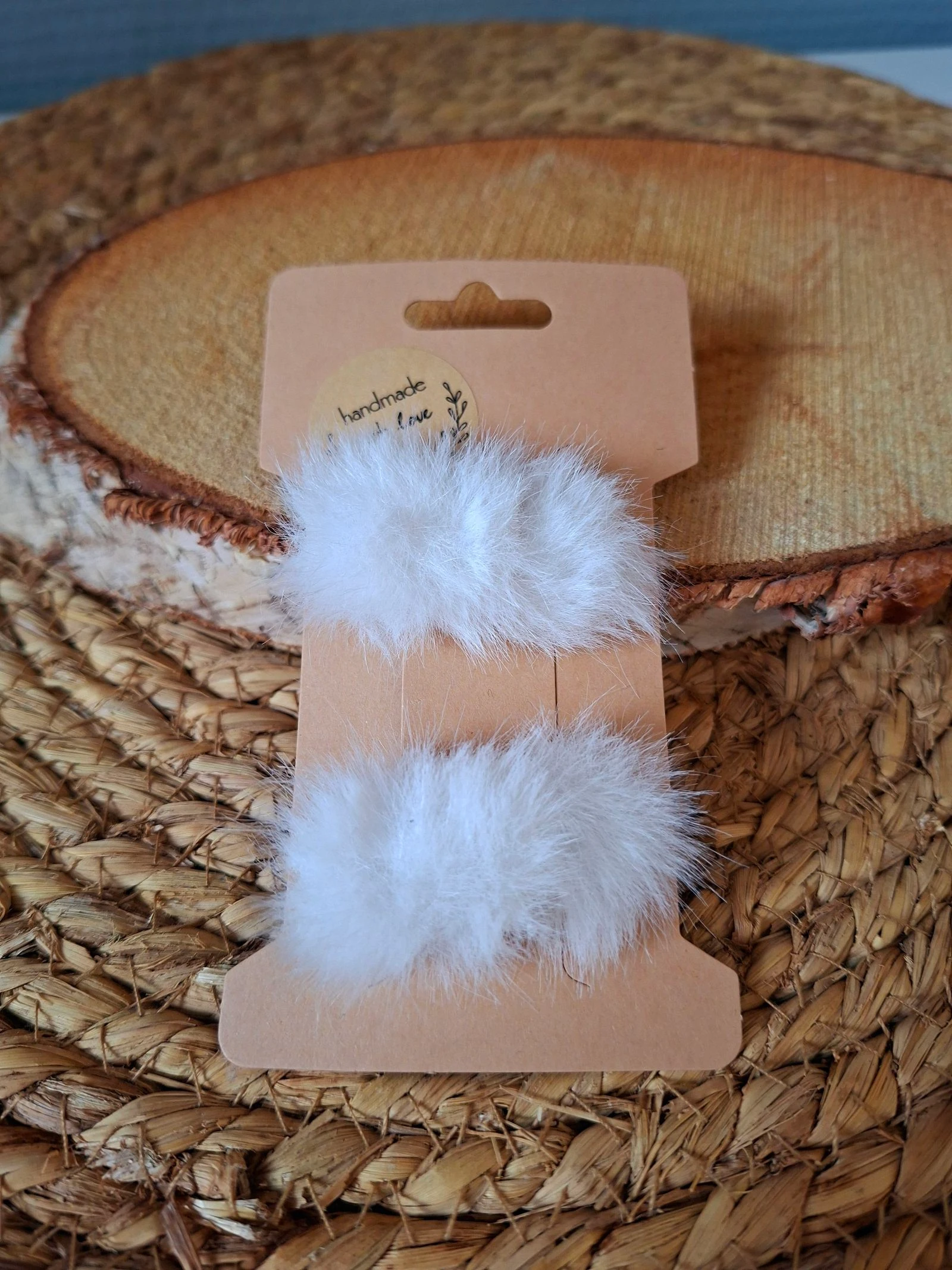 Witte fluffy alligatorclips
